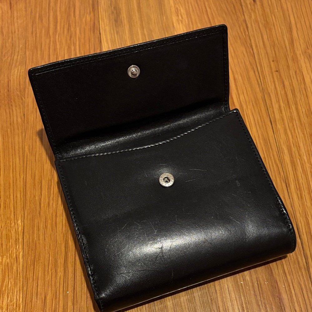 Authentic GUCCI Black Leather Wallet with Metal Clasp - Picture 4 of 8